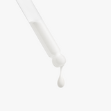 Sérum Facial de Retinol y Péptidos de Ivalro: primer plano del cuentagotas con una gota de sérum