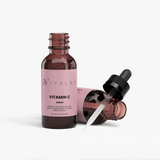 Sérum de Vitamina C de Ivalro: dos frascos tumbados sobre fondo claro