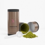 Matcha Ceremonial en Polvo de Ivalro: lata abierta y tumbada, con el polvo