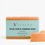 Jabón de Ácido Kójico y Cúrcuma de Ivalro: pastilla envuelta junto a la pastilla naranja