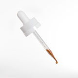 Sérum Capilar de Péptidos de Ivalro: primer plano del cuentagotas con el sérum